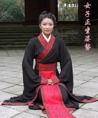 女子汉服正坐图.jpg